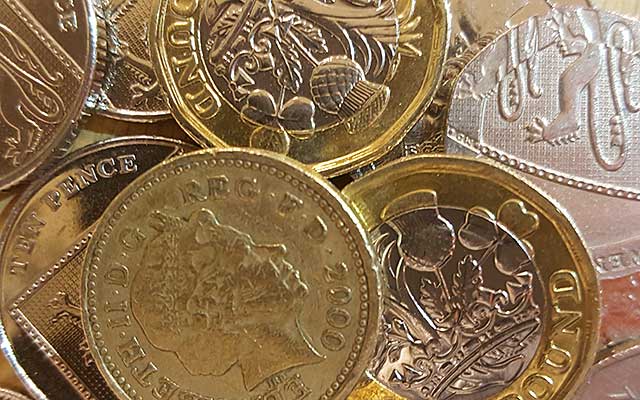 old and new one pound coins