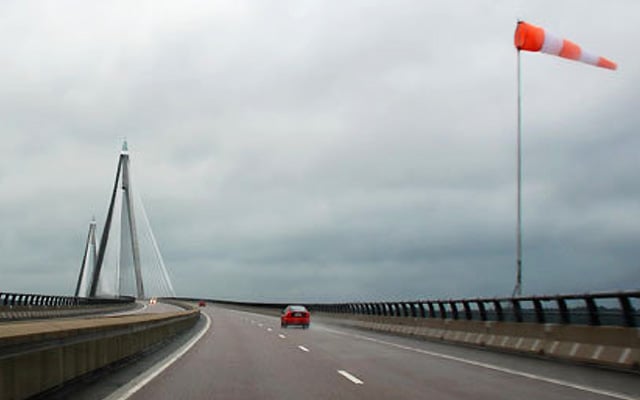 Strong wind Strong wind