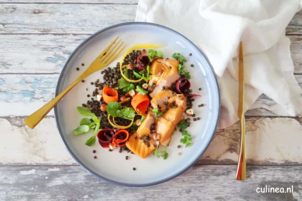 Beluga linzen met regenboogwortel en zalm