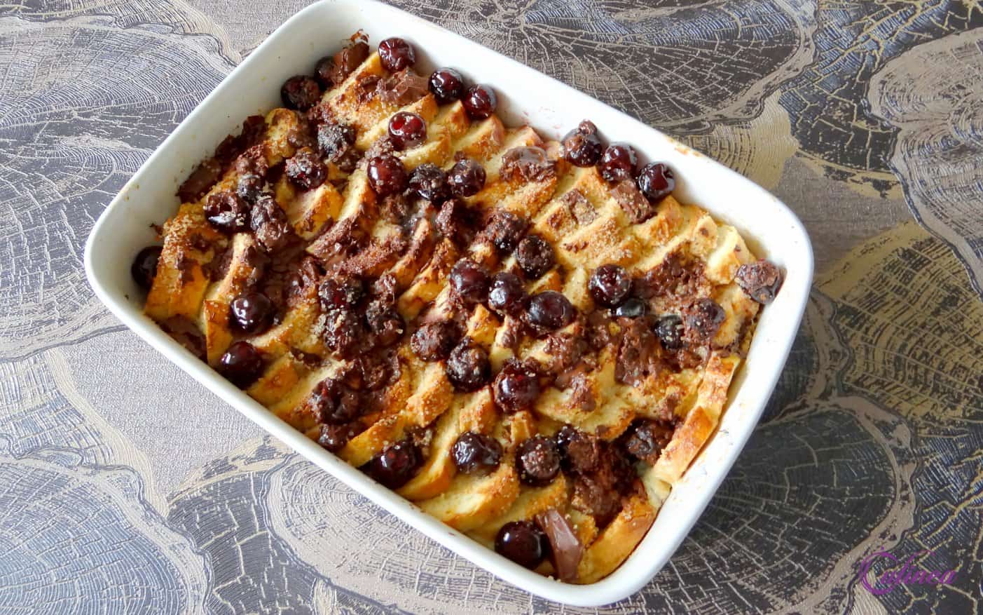 Broodpudding met kersen en chocola