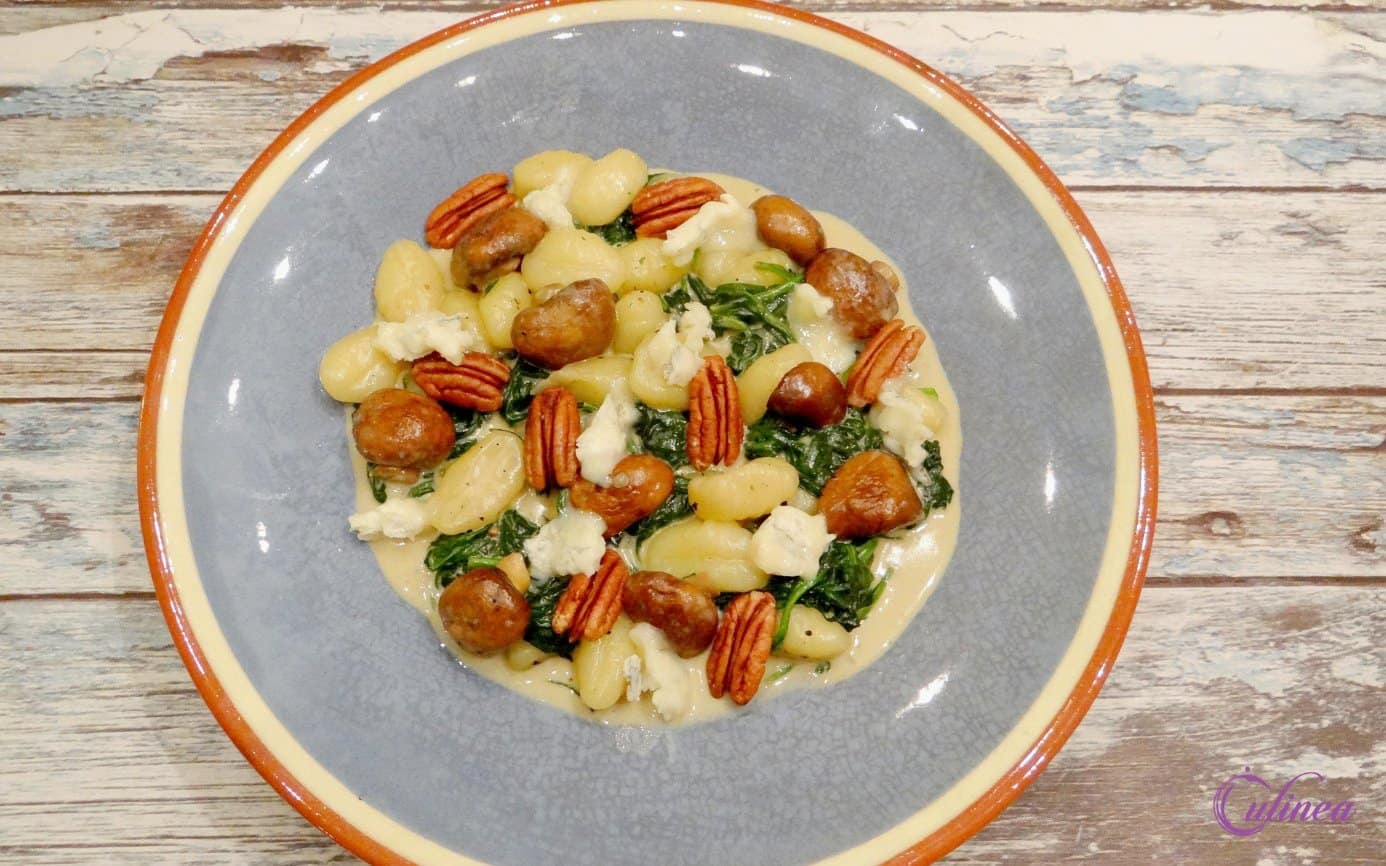 Gnocchi met spinazie, paddenstoelen en gorgonzola