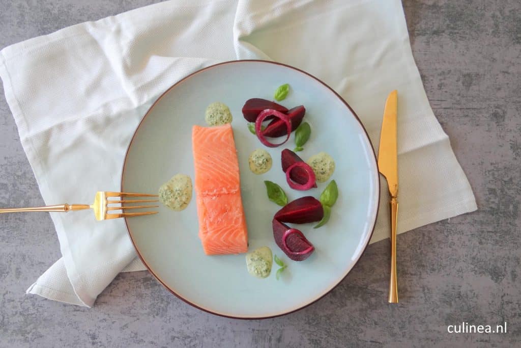 Zalm gekonfijt met rode biet en pestosaus