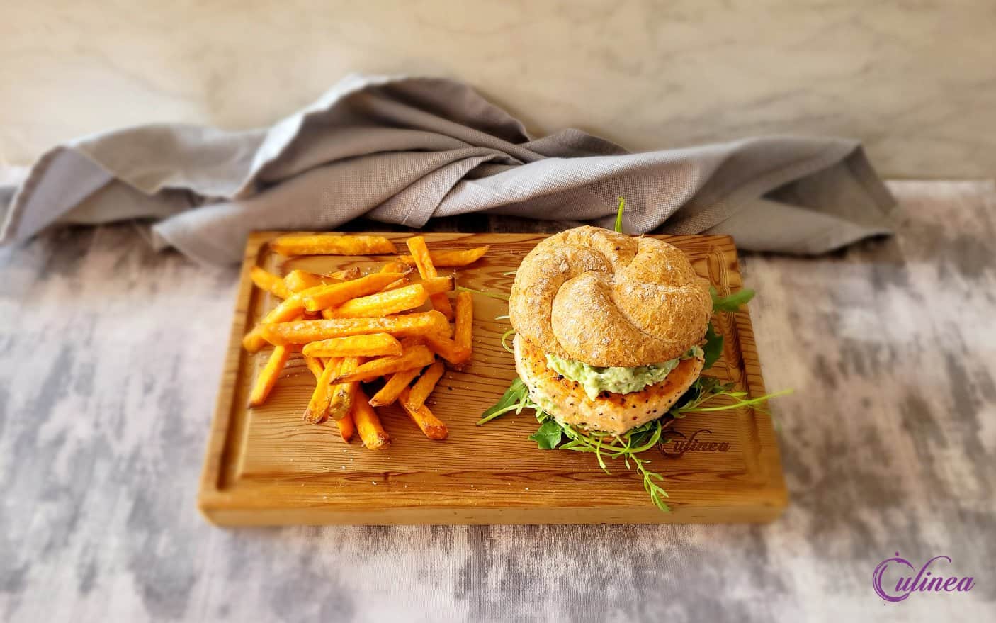 Zalmburgers met avocadomayonaise