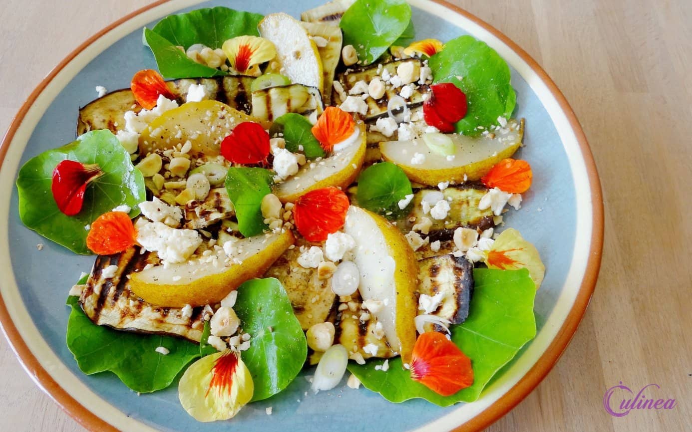 Gegrilde aubergine en peer salade en feta