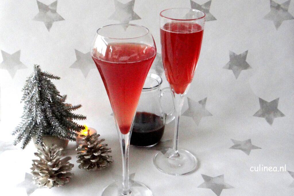 Cocktail van stoofpeertjessiroop en champagne