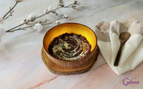 Doe de rijst samen met het water en snufje zout in een pan. Breng aan de kook op hoog vuur en zet het vuur lager zodra het water kookt. Laat dit 10 minuten koken. -- Voeg dan de cacaopoeder en suiker toe, leg een deksel op de pan en laat ongeveer 10-15 minuten koken tot de tarwe of rijst zacht geworden is. Wel af en toe roeren. -- Serveer warm in een schaaltje en giet er een flinke scheut gecondenseerde melk over.