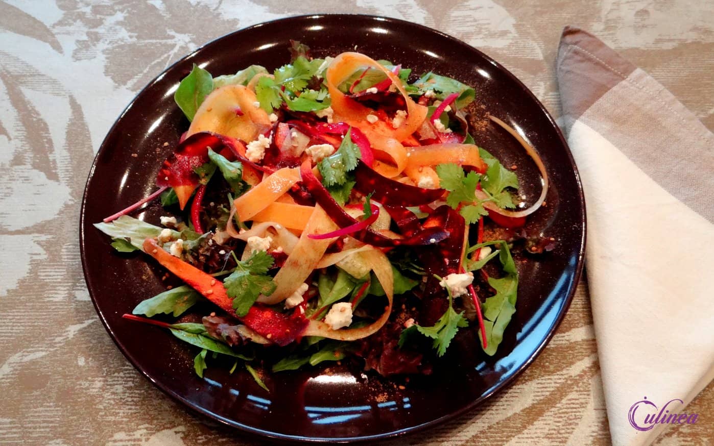 Gekleurde wortelsalade met feta