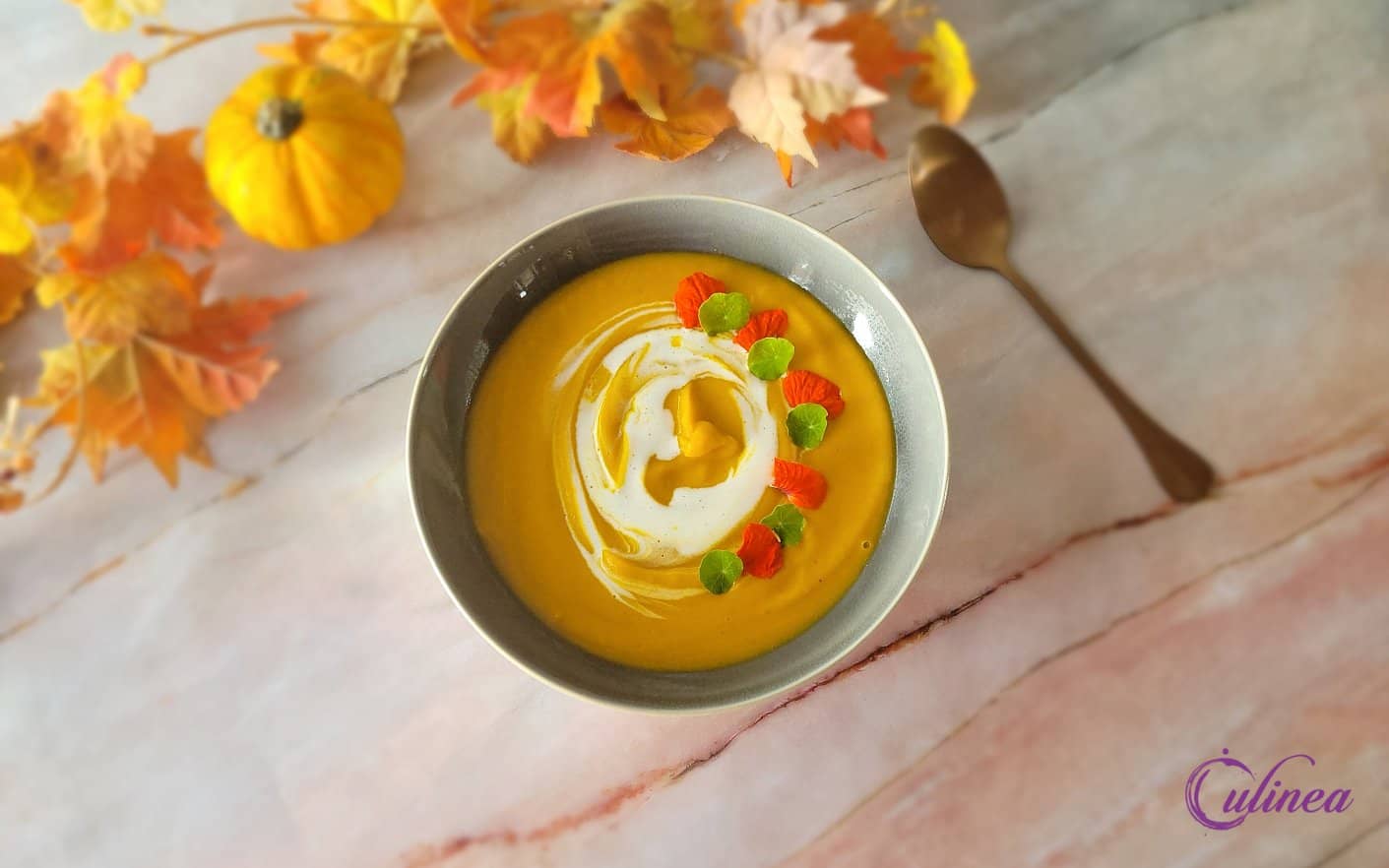 Geroosterde pompoensoep met mangochutney