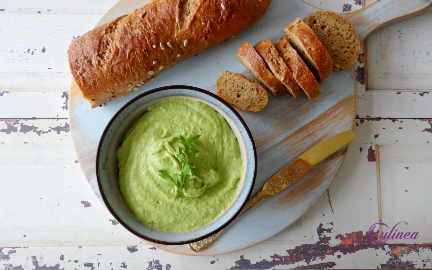 Groene kruiden hummus