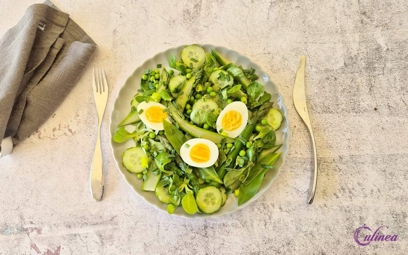 Groene voorjaarssalade met asperges