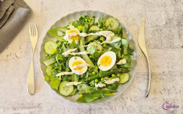 Groene voorjaarssalade met asperges