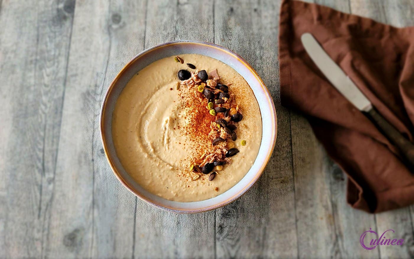 Hummus met tonijn en olijven