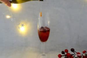 Kerstcocktail van cranberry's en champagne