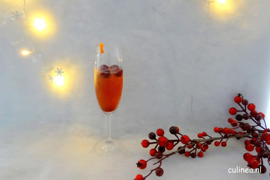 Kerstcocktail van cranberry's en champagne