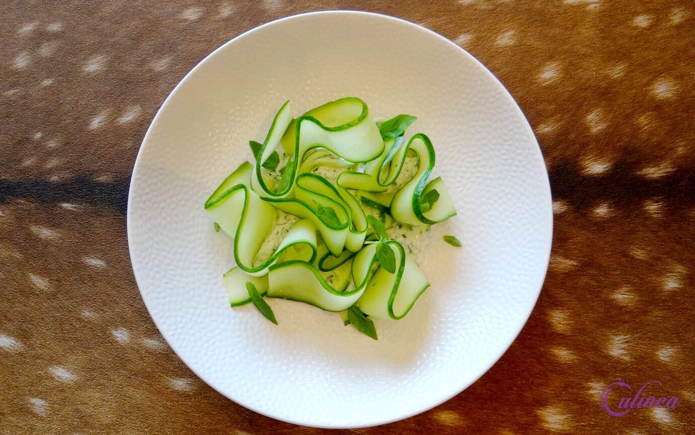 Komkommersalade met basilicum