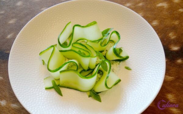 Komkommersalade met basilicum
