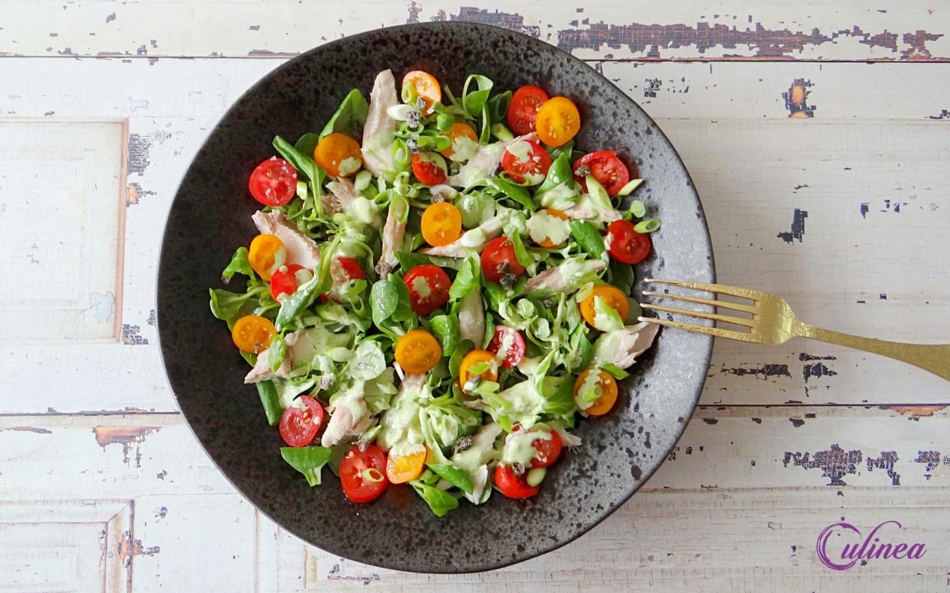 Makreelsalade met tomaatjes en veldsla