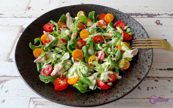 Makreelsalade met tomaatjes en veldsla