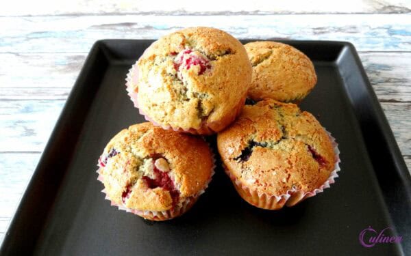 Ontbijtmuffins met zomerfruit