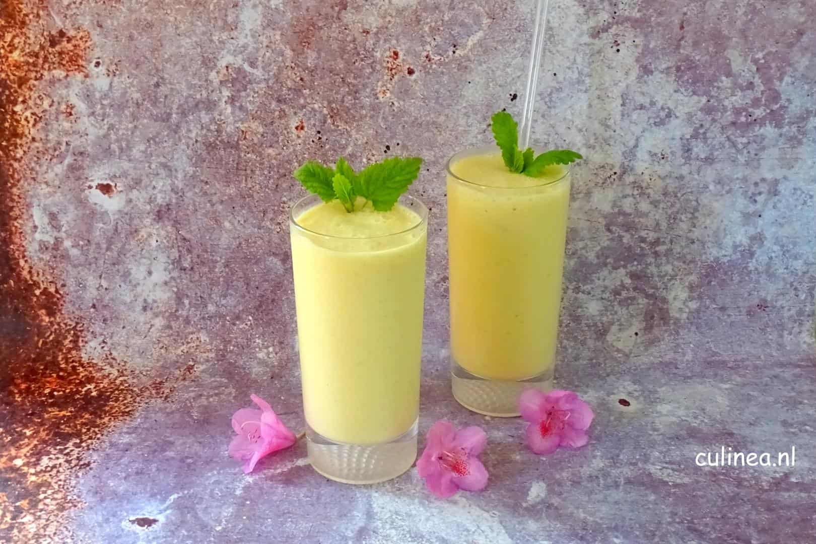 Ontbijtsmoothie met granen en mango