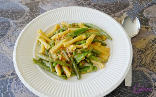 Pasta met bonen en kaassaus