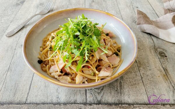 Pasta met gerookte forel, rozijnen en Marsala