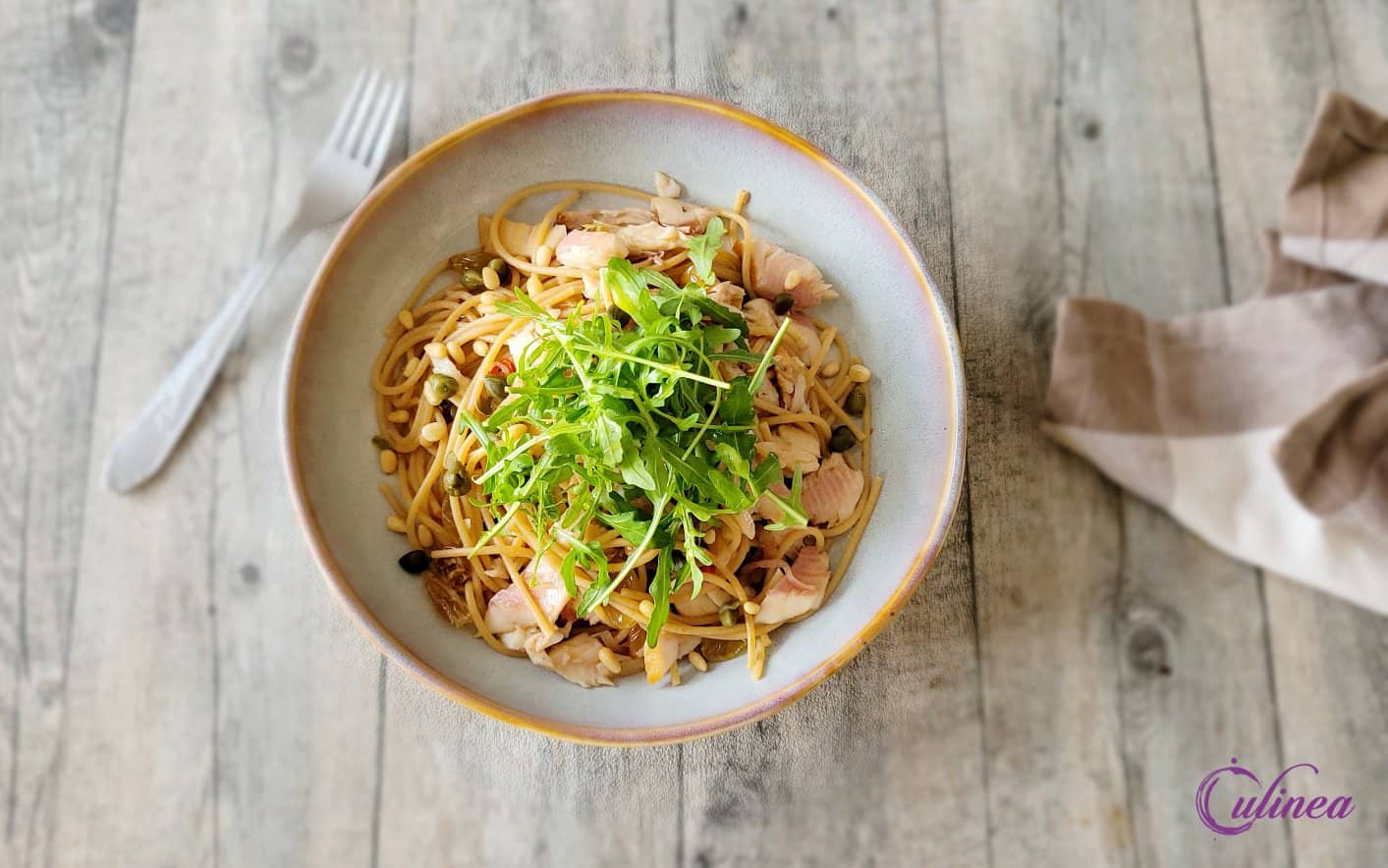 Pasta met gerookte forel, rozijnen en Marsala