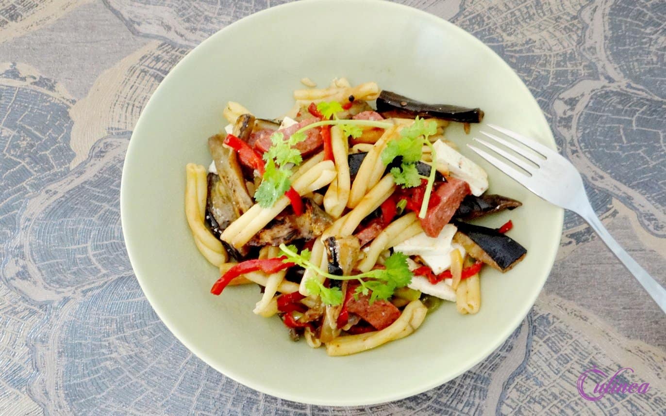 Pastasalade met aubergine en sucuk