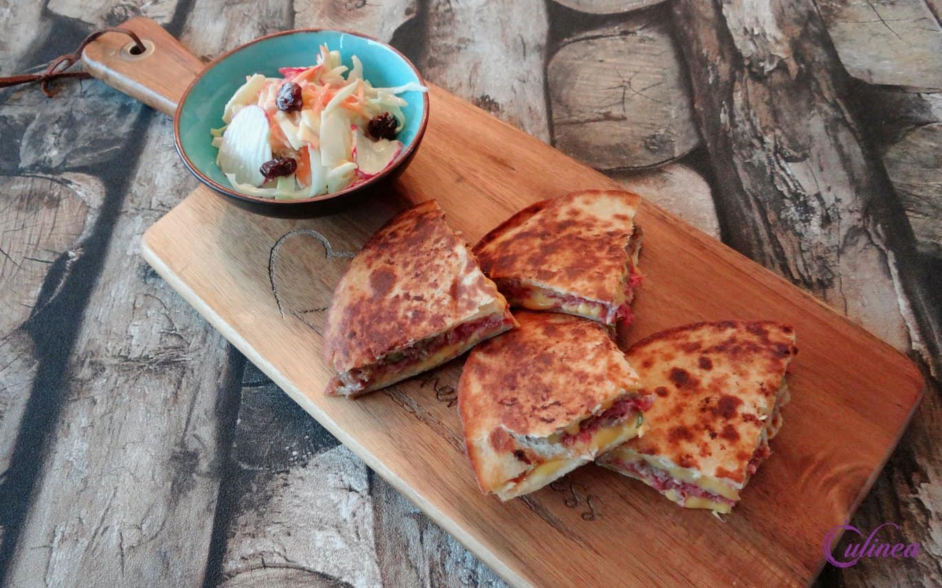 Quesadilla gevuld met een hamburger