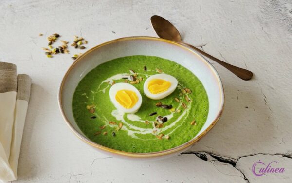 Spinazie preisoep met ei