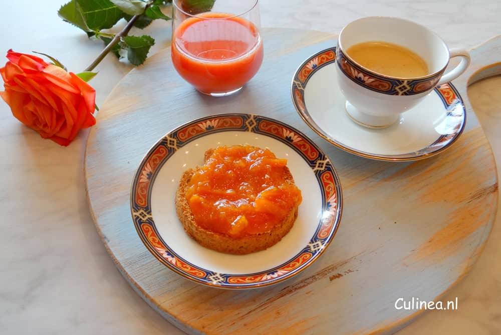Bloedsinaasappelmarmelade op beschuit