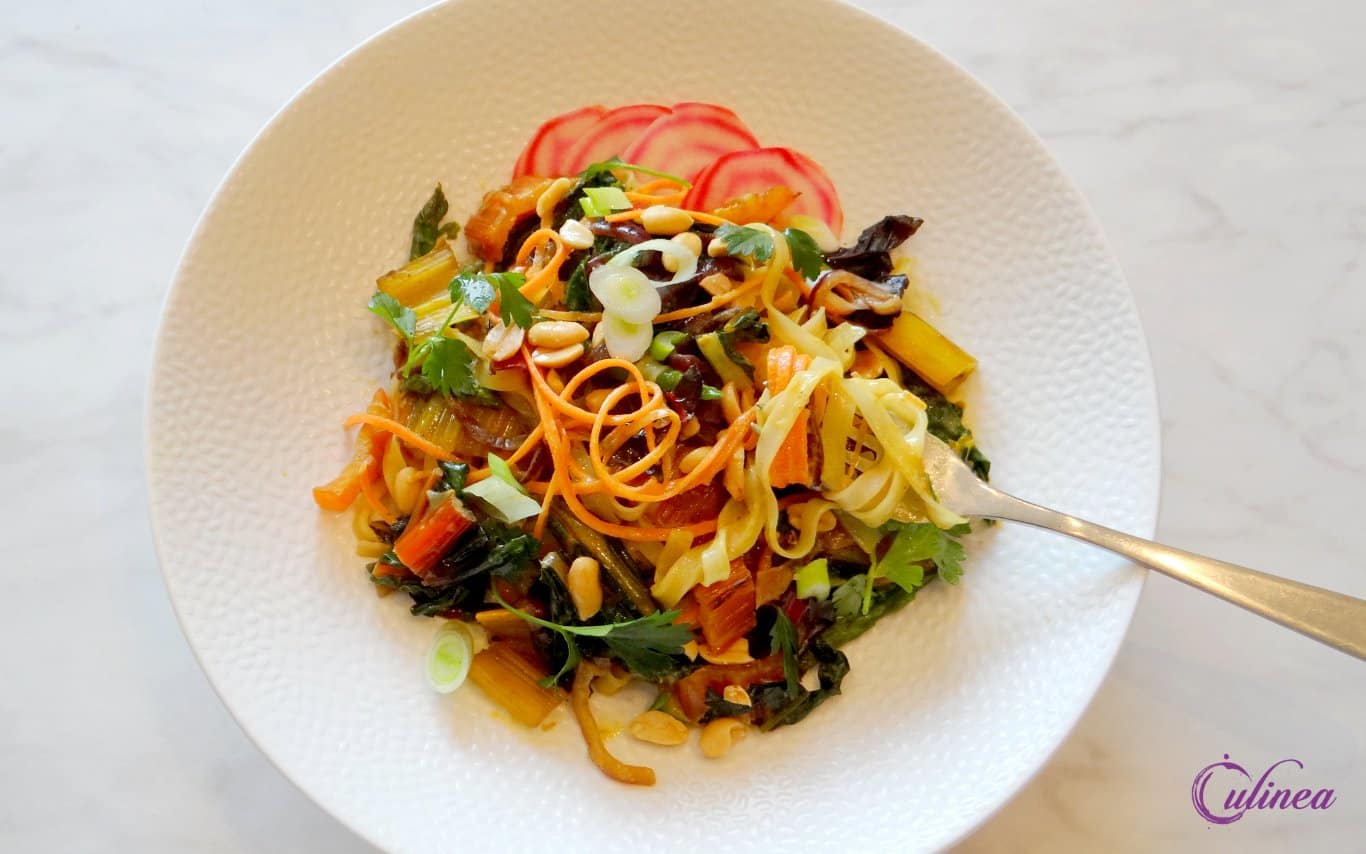 Curry met regenboog snijbiet en noedels