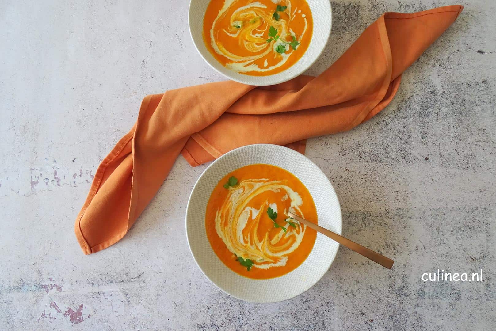 Geroosterde oranje paprikasoep