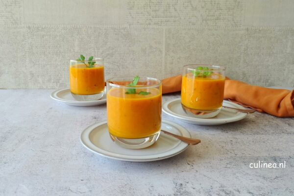 Geroosterde oranje paprikasoep