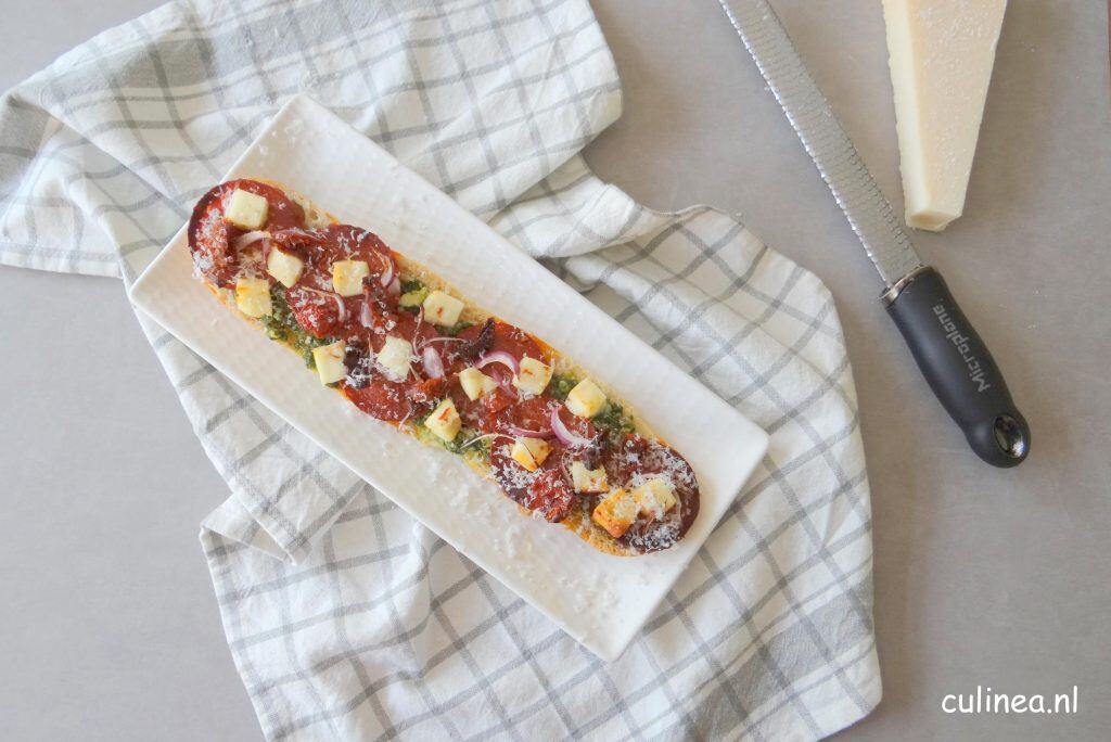 Pizza gemaakt van stokbrood