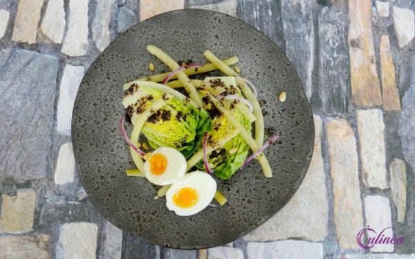 Salade met boterboontjes en zwarte knoflookdressing