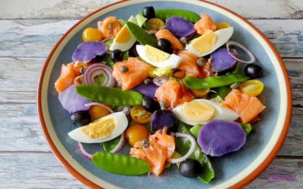 Niçoise salade met gekonfijte zalm en truffelaardappelen