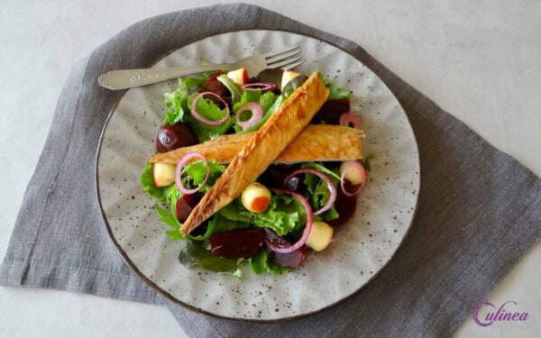 Salade met mini bietjes, makreel en rode ui