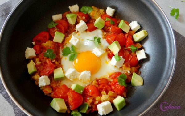 Shakshuka met bulgur, avocado en feta