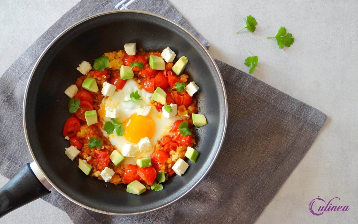 Shakshuka met bulgur, avocado en feta