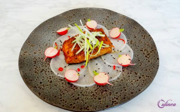 Teriyaki zalm met zoetzuur van rettich