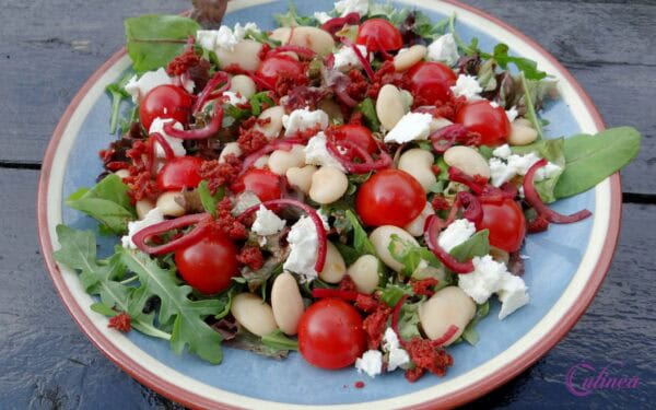 Witte bonensalade met tomaatjes en chorizokruimels