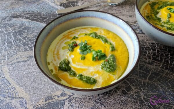 Wortelcurrysoep met korianderpesto