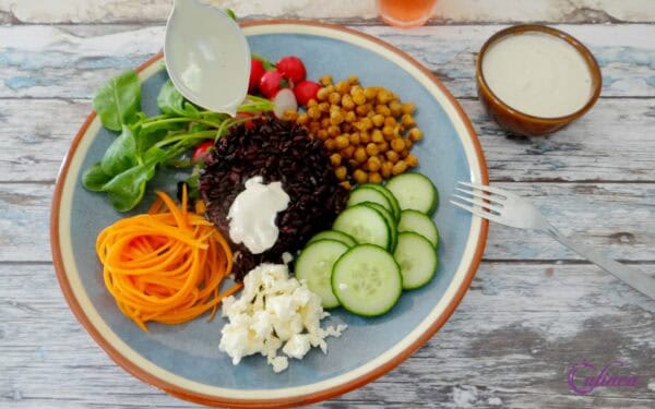 Zwarte rijst salade met geroosterde kikkererwten en tahinsaus