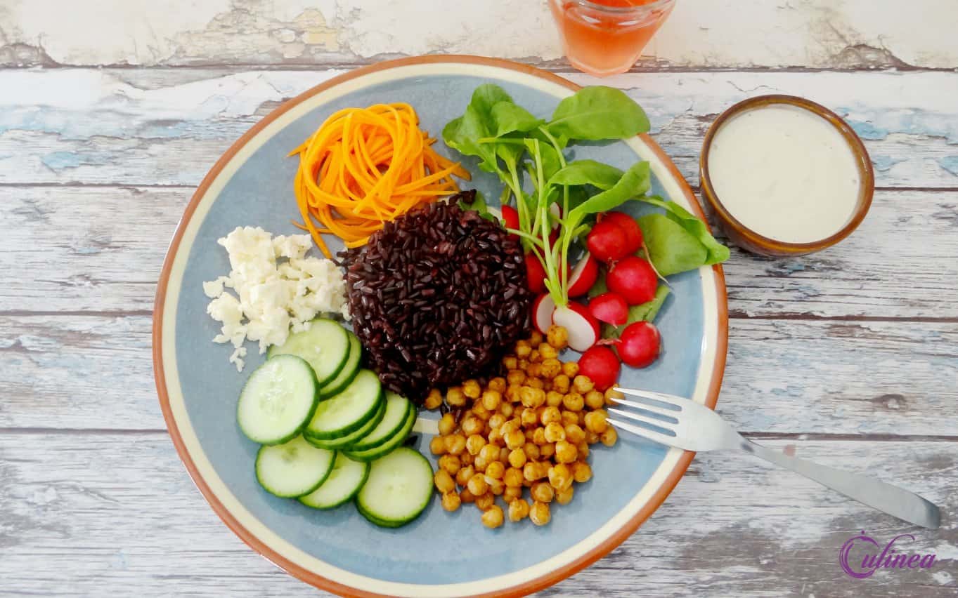 Zwarte rijst salade met geroosterde kikkererwten en tahinsaus