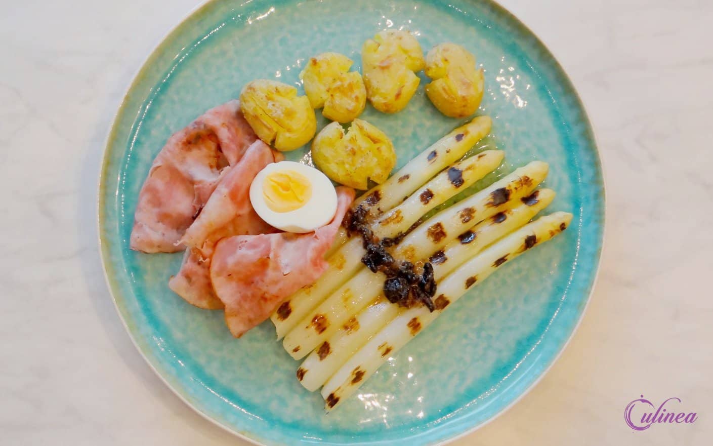 Gegrilde asperges met zwarte knoflookboter