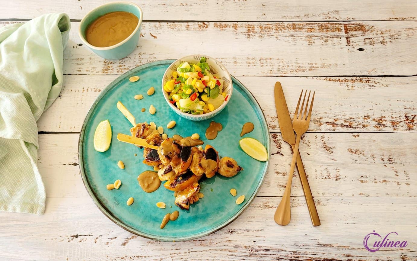 Kipspiesjes met abrikozen en koude pindasaus