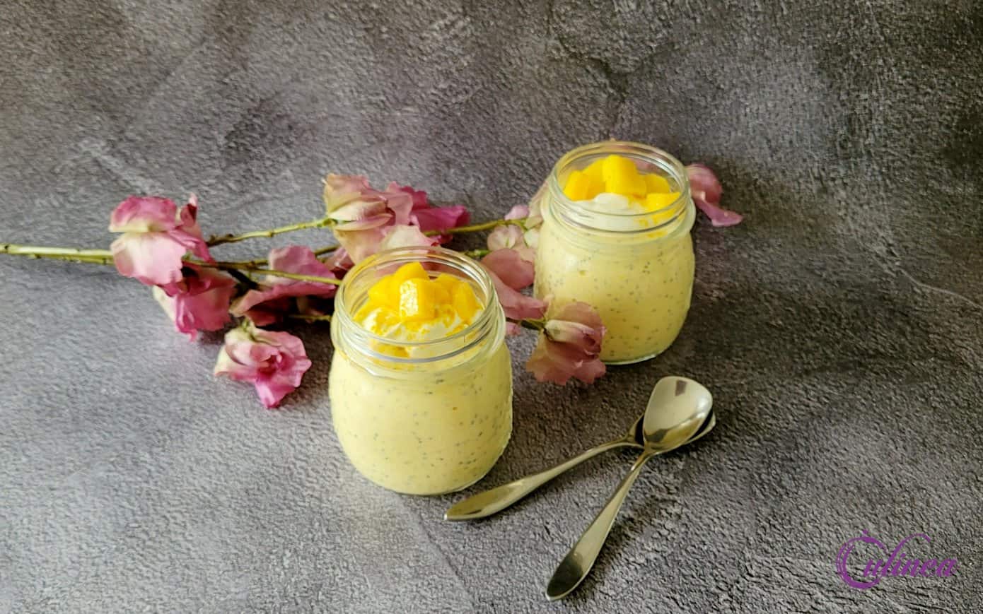's Avonds bereiden en in de koelkast zetten en 's morgens staat er een gezond ontbijtje voor je klaar. Deze mango kurkuma chiapudding is gemakkelijk te maken en rijk aan vullende eiwitten, vezels en gezonde vetten. Zonder toegevoegde suikers is het een voedzaam en kant-en-klaar ontbijt of tussendoortje. Als je al een tijdje een lezer bent, weet je hoe ik dol ben op mijn ontbijtjes! Ik wissel graag de ontbijtjes met een gemakkelijke make-ahead-opties zoals een chiapudding of overnight oats. Het is hetzelfde concept en super voedzaam. Dit recept is een van mijn favoriete manieren om zonder toegevoegde suikers te genieten van voedzame chiapudding. Chiapudding wordt gemaakt wanneer je chiazaadjes mengt met een vloeistof. De kleine zaadjes absorberen de vloeistof en vormen een soort gelei die lekker is als je het op smaak brengt! Chiazaadjes bevatten veel vezels en gezonde omega-3-vetzuren, waardoor een chiapudding supergezond is. Hier gebruik ik romige yoghurt en mangopuree als vloeibare basis. En dan voeg je de ontstekingsremmende kurkuma toe voor een heerlijk tussendoortje of ontbijt met een krachtige voedingspunch zonder toegevoegde suikers! Voordelen van kurkuma Kurkuma bestaat al honderden jaren en komt veel voor in de Indiase keuken. De fel geeloranje wortel is nu ook populair geworden in ons land vanwege zijn gezondheidsvoordelen. De kurkuma is rijk aan een verbinding genaamd curcumine, die de wortel zijn ontstekingsremmende en antioxiderende eigenschappen geeft. Curcumine is in verband gebracht met o.a.: - Verminderde ontsteking - Minder pijn door ontstekingsaandoeningen, zoals artrose, evenals door inspanning veroorzaakte ontstekingen - Verminderde oxidatieve stress - Mogelijke bescherming tegen degeneratieve hersenziekte, zoals de ziekte van Alzheimer Het is belangrijk op te merken dat veel van deze onderzoeken gebaseerd zijn op supplementen met grote doses. Tips: Deze chiapudding is een perfect ontbijt of tussendoortje als je haast hebt. Maar als je 's ochtends wat extra tijd hebt, kun je je chiapudding aftoppen met meer mango en/of ander fruit zoals bessen of bananen. Je kunt ook noten, zaden of kokosrasp hiervoor gebruiken. Je kunt zowel verse als bevroren mango gebruiken. Gebruik voor een veganistische versie jouw favoriete plantaardige yoghurt. Meer heerlijke ontbijtjes: Perzik havermout smoothie Overnight oats met chocolade ganache Chocolade chiapudding met pindakaas Tiramisu overnight oats Chiapudding met match en kiwi Recept Mango kurkuma chiapudding: