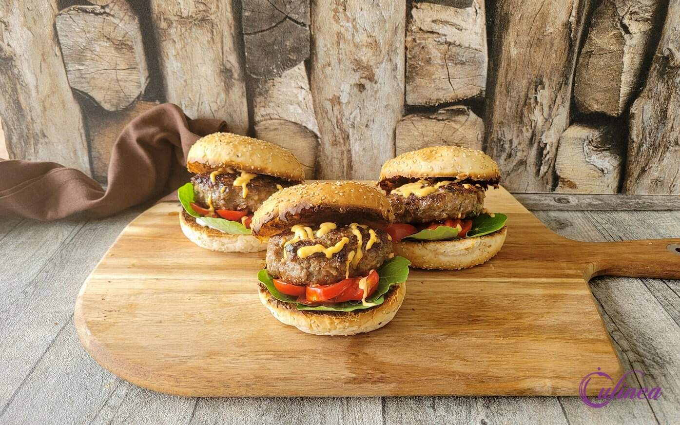 Pittige burgers met Srirachasaus