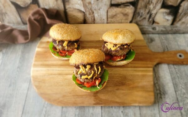 Pittige burgers met Srirachasaus